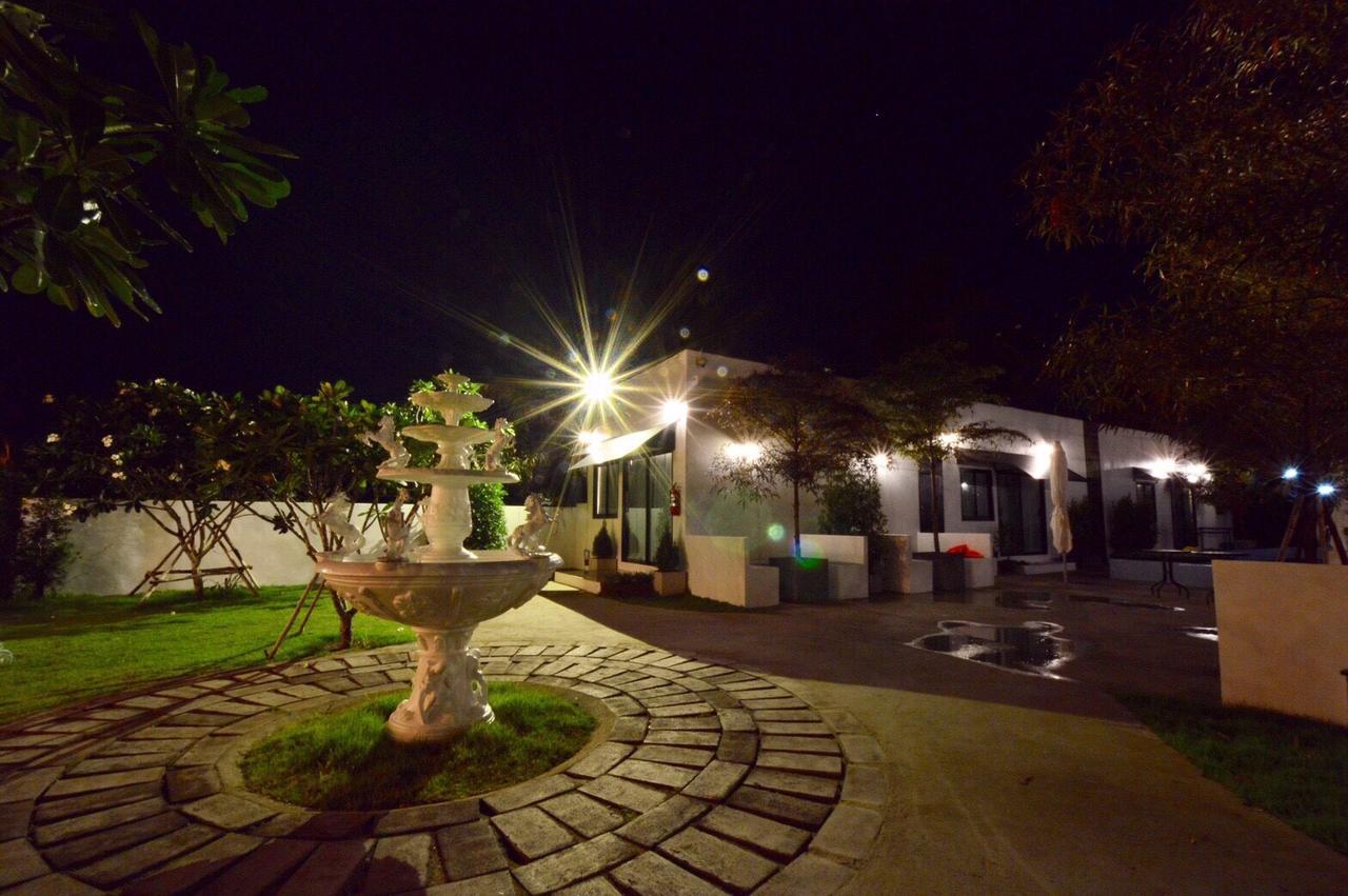 Loft Caravan Resort Haad Chao Samran Dış mekan fotoğraf